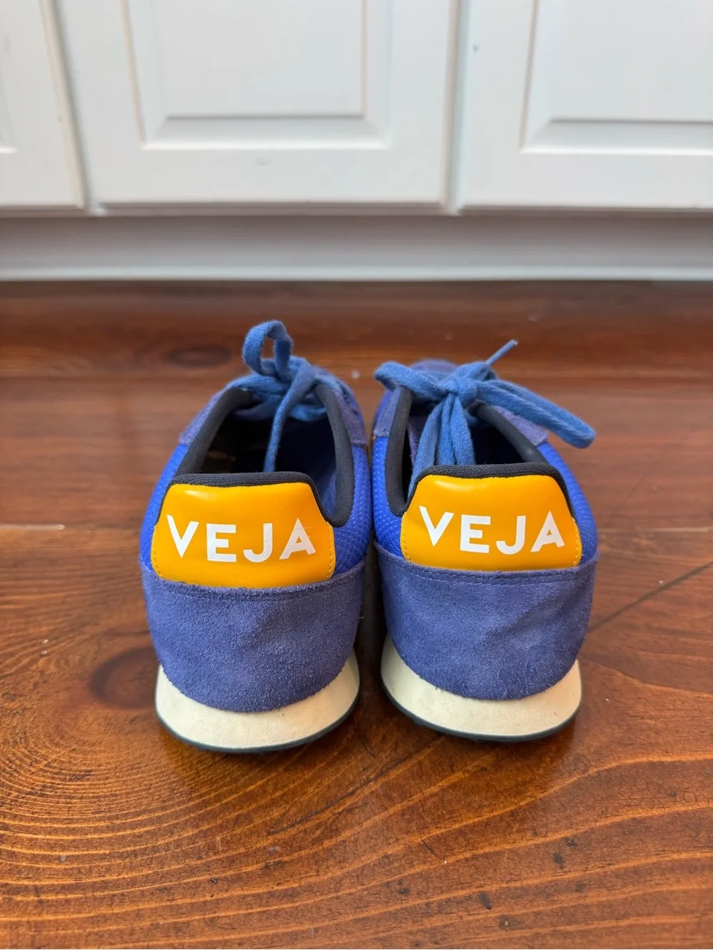 Veja WOMEN'S‎ RIO BRANCO ALVEOMESH PAROS OURO. Size 10